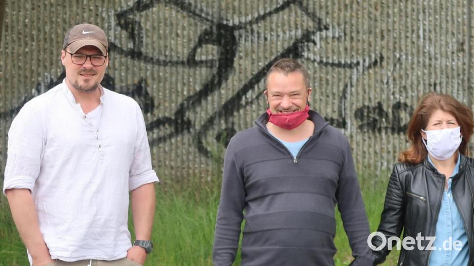 Zaungäste halten Distanz. Bild: Kunz