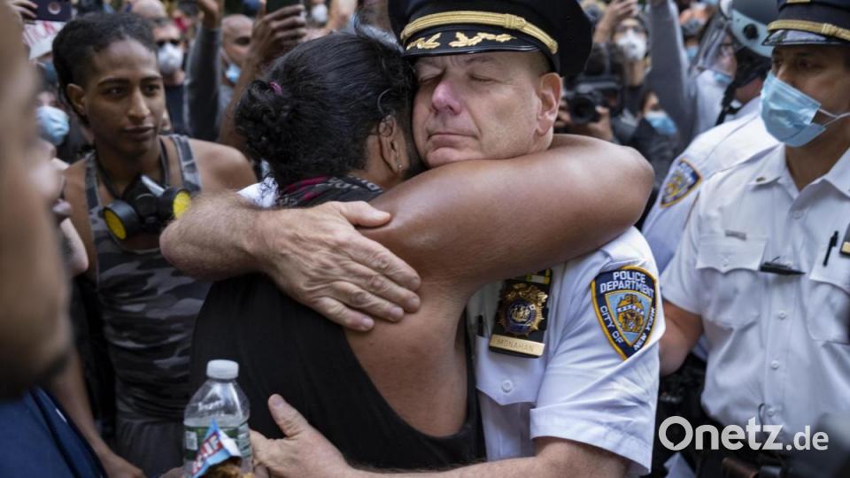Terence Monahan, Abteilungsleiter der Polizei von New York City, umarmt während eines Protestmarschs einen Aktivisten.. Bild: Craig Ruttle/AP/dpa