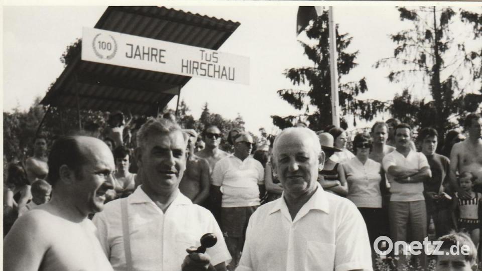 Beim Schwimmfest zum 100 jährigen Vereinsjubiläum 1970 begrüßte Vorstand Edi Schwinger rechts, der den Verein von 1945 bis 1970 führte 2.Bürgermeister Paul Freimuth Mitte. Links Erwin Streber, damals Spartenleiter der Schwimmer, von 1972 bis 1989 Vorsitzender des gesamten TuS Archivbild: fg