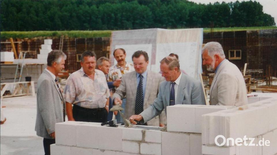 1997 war dei Grundsteinlegung zum Sportparkbau (von links): TuS-Vorsitzender Gerhard Fleischmann, Diana-Schützen-Vorsitzender Peter Stoll, dahinter etwas verdeckt Architekt Hermann Günthner als Bauleiter, Landrat Hans Wagner, Bürgermeister Helmut Rösch sowie TuS/WE-Vorsitzender Hans Drexler, der Initiator des Projekts. Archivbild: fg