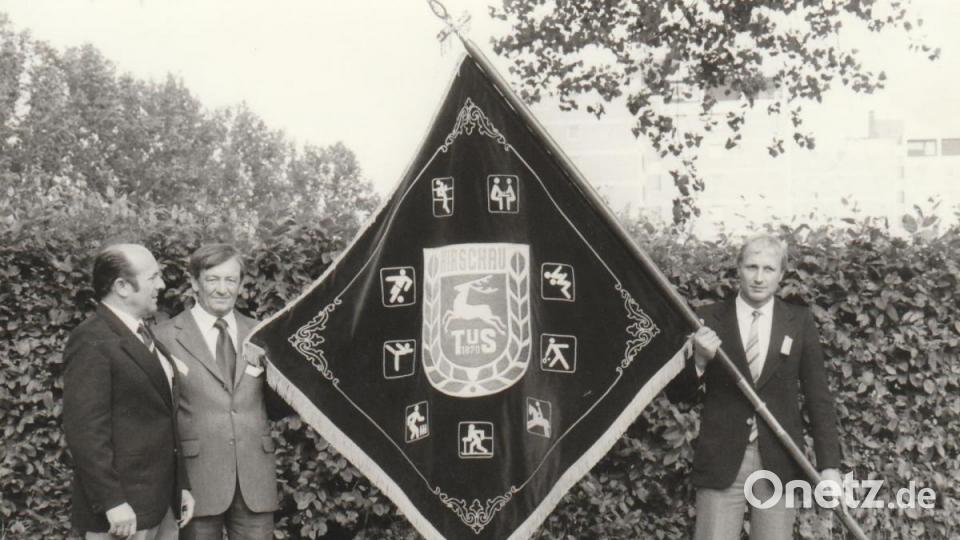 Fahnenweihe zum 110-jährigen Bestehen: Von links Vorsitzender Erwin Streber, Geschäftsführer Albert Mader, 2.Vorstand Andreas Tröster Archivbild: fg