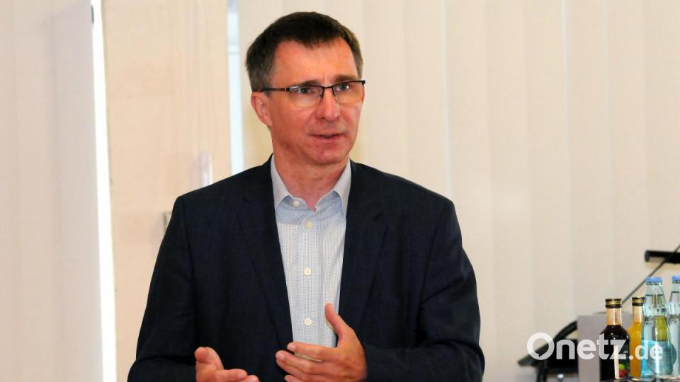 Stephan Prechtl, Geschäftsführer der Stadtwerke Amberg, die die Bäder betreiben, erläutert das Corona-Konzept fürs Hockermühlbad. Bild: Stephan Huber