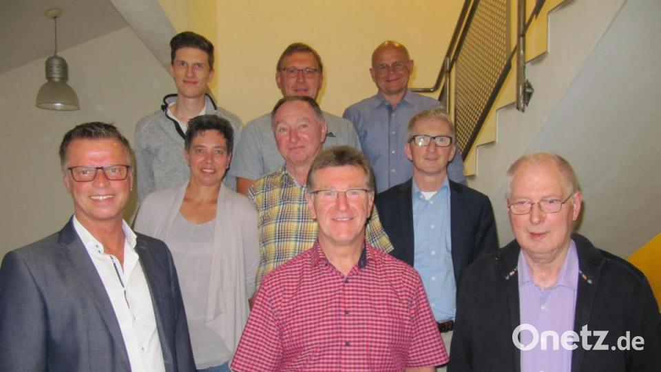 Die aktuelle Vorstandschaft des TuS Hirschaumit 1.Bürgermeister Hermann Falk links Vorne, Dieter Held, Jörg Behrend , dahinter: Michaela Wenzl, Gerhard Bösl, Klaus Wild, obere Reihe v.l. Patrick Gebhardt, Walter Fleischmann, Manfred Groher Bild: fg