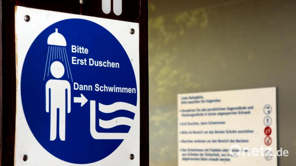 "Bitte erst Duschen" gilt weiterhin, allerdings geht das nur im Freien, bei den Duschen an den Durchgängen zu den Becken. Zwei Solarduschen draußen liefern außerdem auch angewärmtes Wasser. Bild: Stephan Huber