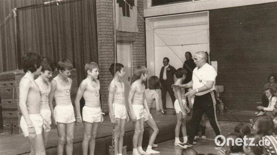 Turnerabend in der alten Hirschauer Schulturnhalle. Franz Laur lange Jahre Trainer stellt die Riege auf. Archivbild: fg