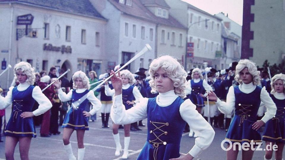 Beim dritten Jahrestag des Kaufhauses Storg traten die Mädchen mit hellblonden Perücken und in weiße Blusen auf. Später tauschte man die Perücke gegen einen blauen Hut mit weißer Feder. Archivbild: u