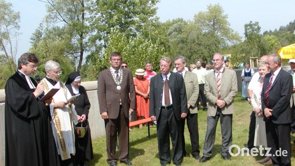 Mit dem kirchlichen Segen wurde die Hochwasserfreilegung im Juli 2008 abgeschlossen. Mit dabei der damalige Umweltminister Otmar Bernhard. Bild: pop