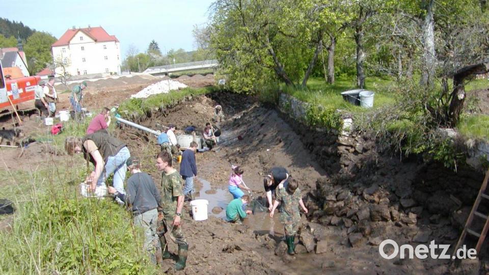 Bei der großen Fisch- und Amphibienumsetzaktion leistete der Fischereiverein Schmidmühlen viele Hundert an Arbeitsstunden. Bild: pop