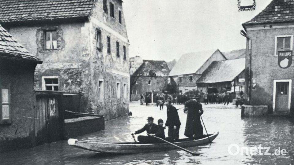 Wenn es um Hochwasser ging, war Schmidmühlen fast jedes Jahr dabei. Wie hier Mitte der 1960er-Jahre, als die Bewohner in Booten durch die überfluteten Straßen fuhren. Bild: Archiv Markt Schmidmühlen