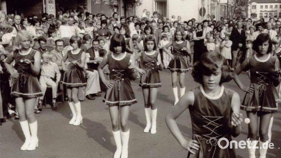 Umjubelt wurden die Majoretten bei ihrem ersten Auftritt in Hirschau anlässlich des ersten Hirschauer Marktplatzfestes im August 1975. Kommandeuse Karin Uschold (vorn rechts) schreitet voran. Archivbild: u