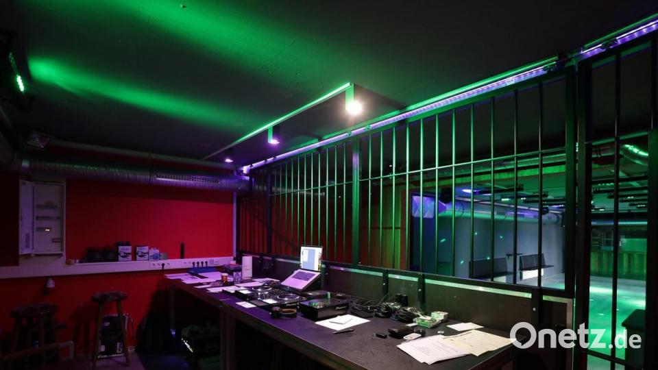 Das DJ-Pult ist umgeben von Gitterstäben, eine Gefängnistoilette gibt es auch. Ein Strick mit Schlinge baumelt von der Decke. Einen speziellen Grund für das Design gibt es nicht. „Wir fanden das einfach cool.“ Bild: Wolfgang Steinbacher
