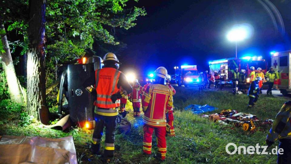 Im Einsatz waren die Feuerwehren aus Ursensollen, Illschwang und Hohenkemnath, ebenso wie der Rettungsdienst, die Verkehrspolizei und ein Abschleppwagen. Bild: fas