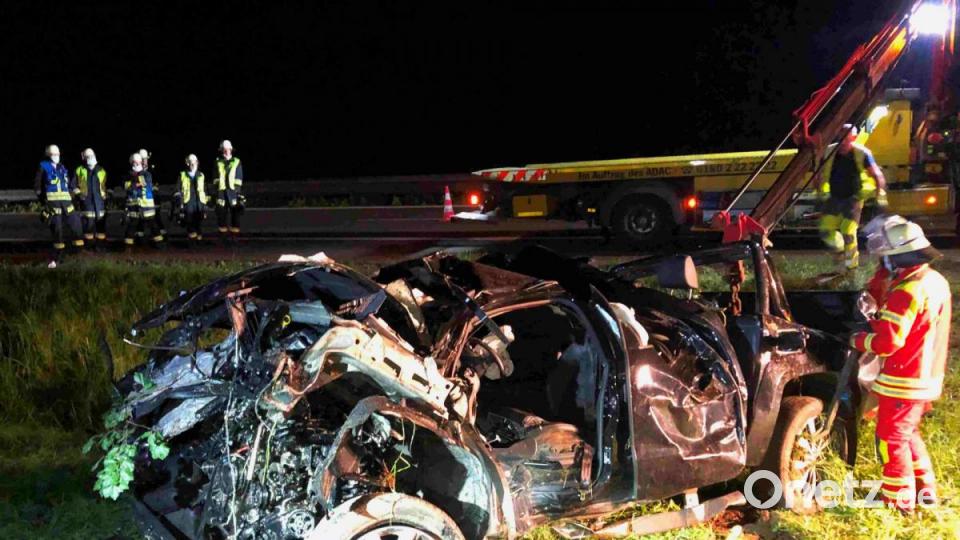 Zu einem schweren Verkehrsunfall kam es am Dienstag, 2. Juni, gegen 22.15 Uhr auf der A6 bei Illschwang. Einsatzkräfte der Feuerwehr mussten den jungen VW-Fahrer aus dem Wagen schneiden. Er wurde beim Unfall schwer verletzt. Bild: fas