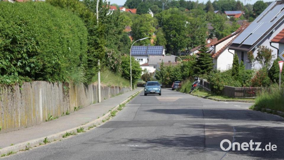 In der Eigelsberger Straße in Oberviechtach (Staatsstraße 2398) wurden Kanal- und Wasserleitungen instandghesetzt,. Nun wird die Fahrbahn erneuert. Bild: frd