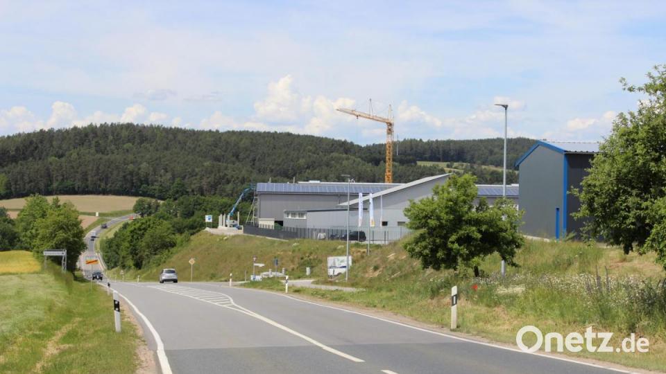 Die Neunburger Umgehung (St 2151) ist in die Jahre gekommen. Vom Industriegebiet bis zur Kaserne wird die Fahrbahn erneuert, der Baubeginn soll noch im Juni sein. Bild: pko