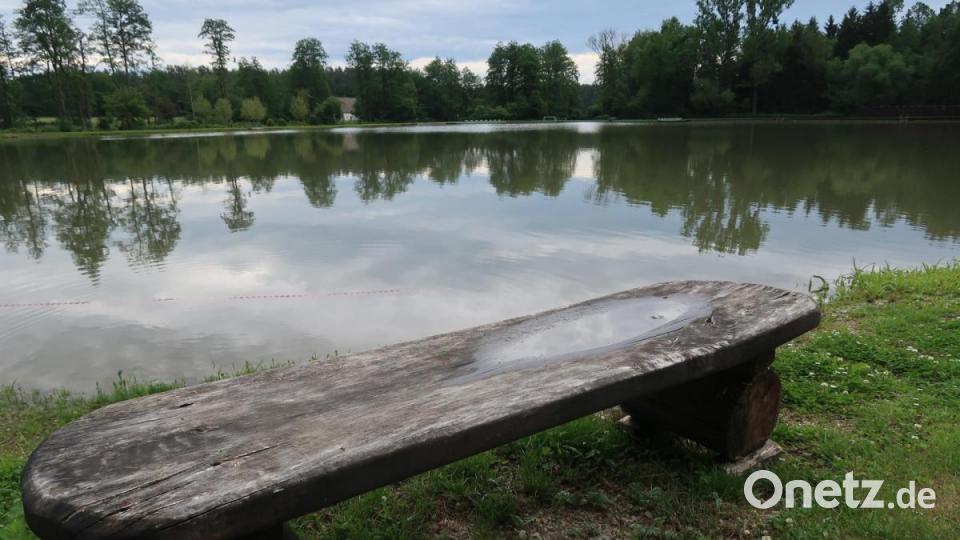 Das Schätzlerbad war am Eröffnungstag fast menschenleer. Bild: Kunz