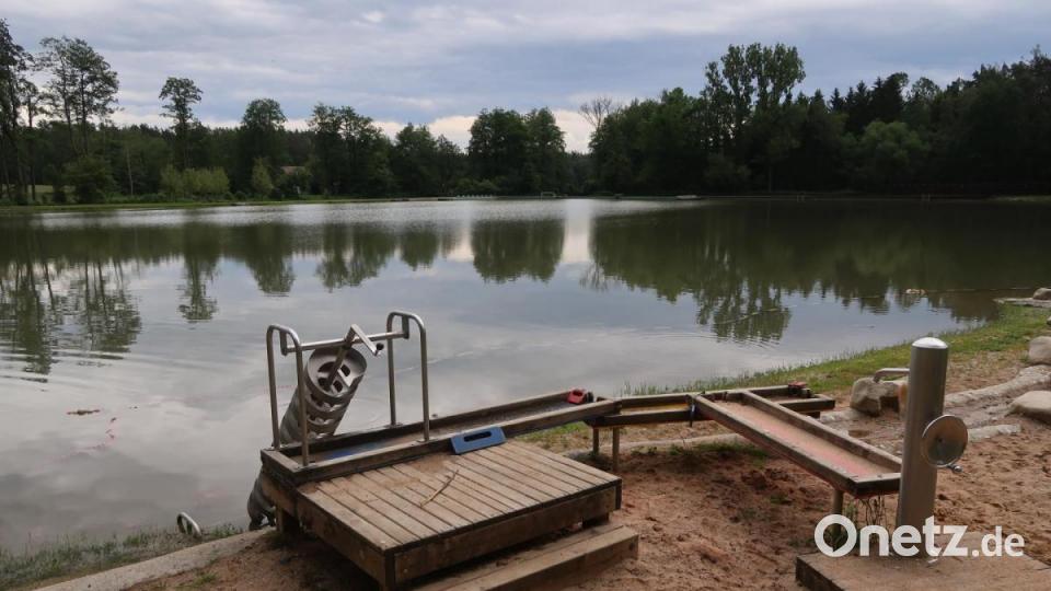 Der Badeweiher erwartet die ersten Schwimmer. Bild: Kunz
