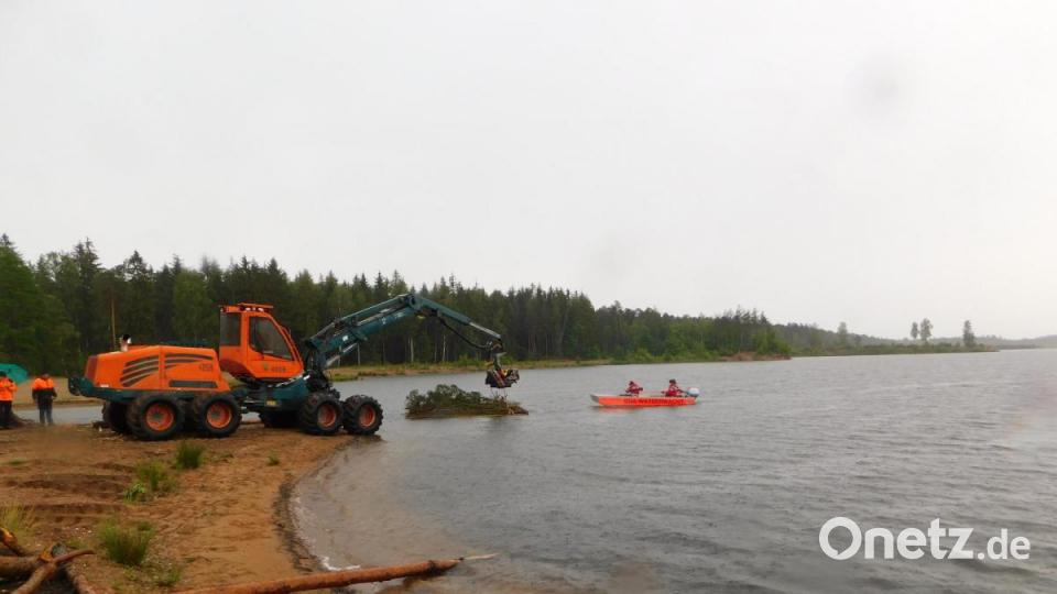 Auf dem Freizeitsee Dießfurt werden drei Flöße im Zuge der Renaturierung zu Wasser gelassen. Bild: msh