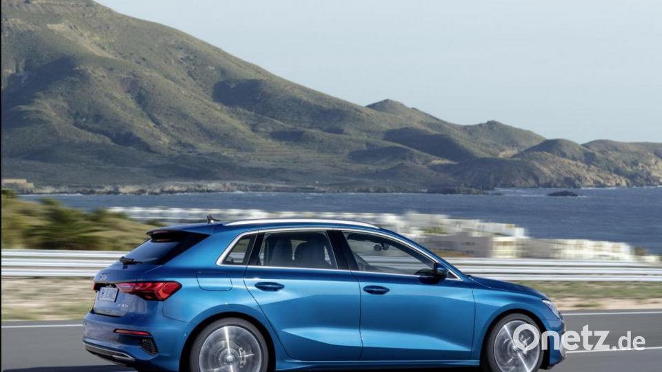 Vor allem die Silhouette verleiht dem Viertürer mit Heckklappe Charakter. Die schräg gestellten C-Säulen schieben optisch an, die stark dreidimensional geformten Flächen der Flanken spielen mit Licht und Schatten, machen den Kompakt-Audi muskulös, verleihen ihm Dynamik. Bild: Audi