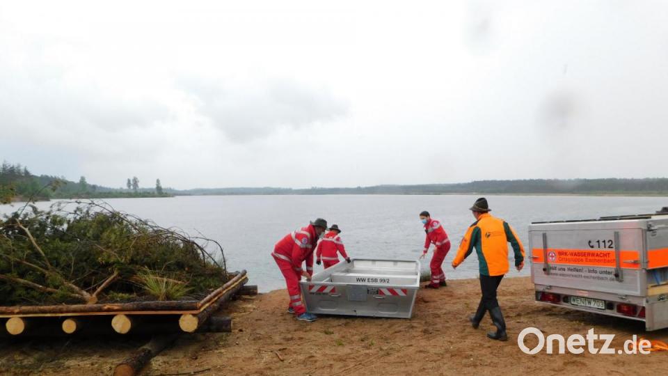 Auf dem Freizeitsee Dießfurt werden drei Flöße im Zuge der Renaturierung zu Wasser gelassen. Bild: msh