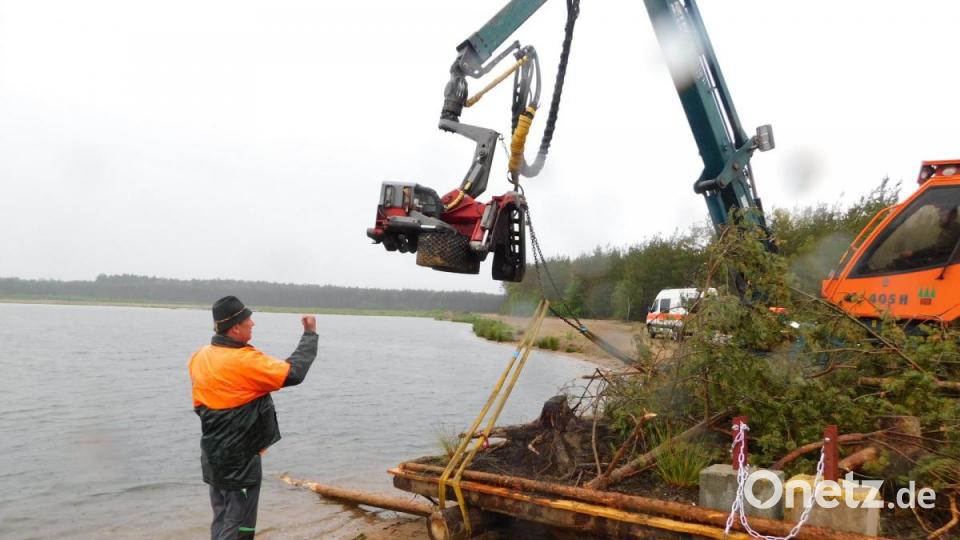 Auf dem Freizeitsee Dießfurt werden drei Flöße im Zuge der Renaturierung zu Wasser gelassen. Bild: msh