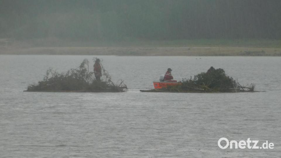 Auf dem Freizeitsee Dießfurt werden drei Flöße im Zuge der Renaturierung zu Wasser gelassen. Bild: msh
