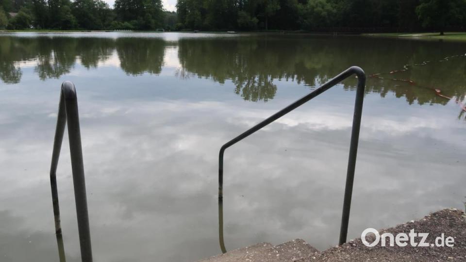 Das Schätzlerbad war am Eröffnungstag fast menschenleer. Bild: Kunz