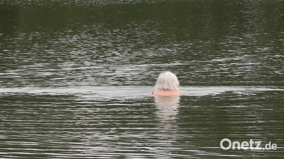 Eine Dame schwamm im 16,4 Grad kalten Weiher tapfer ihre Runde. Bild: Kunz
