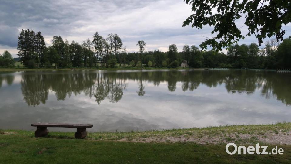 Warten auf wärmere Tage. Liegewiese und Badeweiher im Schätzlerbad können genutzt werden. Bild: Kunz