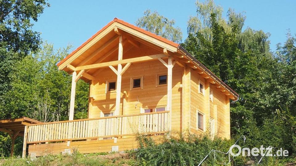 Ob Typ A oder B: Holzbauweise ist vorgeschrieben für die Häuser am Stausee in Trausnitz. Vier stehen bereits, vier weitere sollen im September entstehen, und ein Großteil der Grundstücke im &quot;Fischerdorf&quot; ist bereits verkauft. Bild: bl
