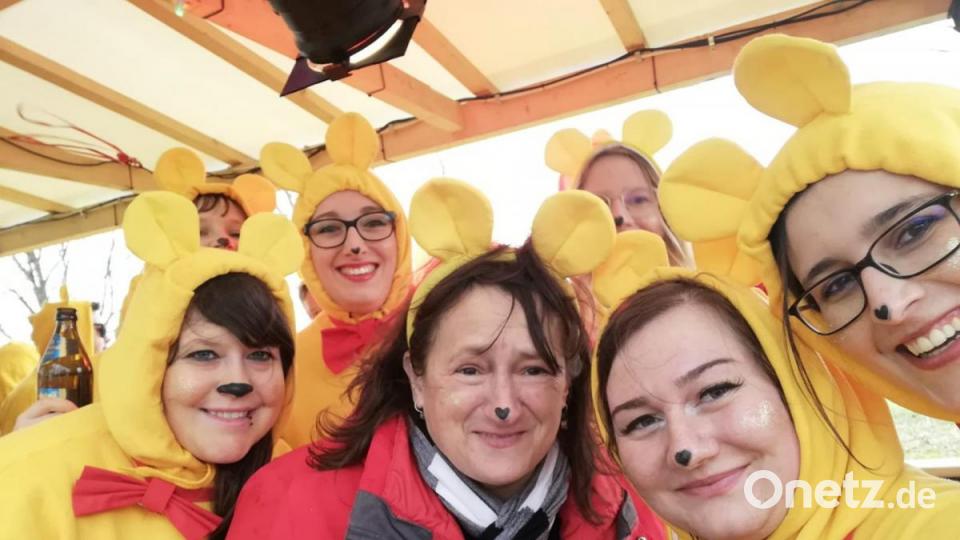 Bereits im Fasching war Schirmherrin MdB Marianne Schieder (vorne Mitte) unter den Niedermurachern in Vorfreude auf das Jubiläumsfest. Archivbild: frd