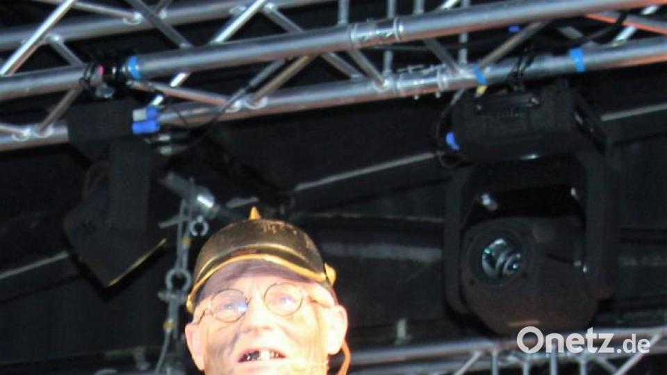 "Feierwehr"-Kommandant Norbert Neugirg übernahm die launige Anmoderation des Comedy-"Duos" Bild: stg