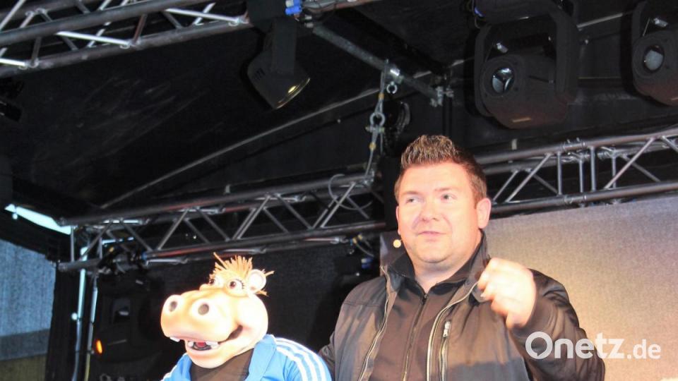 Sebastian Reich und seine "Amanda" sorgten am Freitag vor über 150 Autos für gute Stimmung in Windischeschenbach. Bild: stg