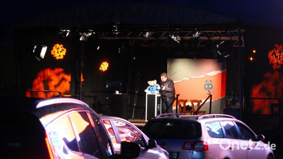 Sebastian Reich und seine "Amanda" sorgten am Freitag vor über 150 Autos für gute Stimmung in Windischeschenbach. Bild: stg