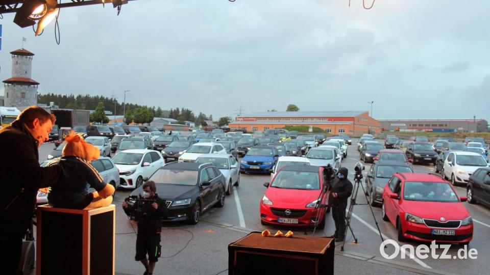 Sebastian Reich und seine "Amanda" sorgten am Freitag vor über 150 Autos für gute Stimmung in Windischeschenbach. Bild: stg