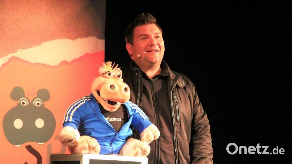 Sebastian Reich und seine "Amanda" sorgten am Freitag vor über 150 Autos für gute Stimmung in Windischeschenbach. Bild: stg