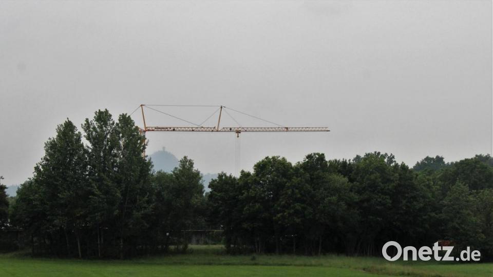 Der Baustellenkran macht das Projekt an der Kläranlage derzeit durchaus landschaftsprägend Bild: stg
