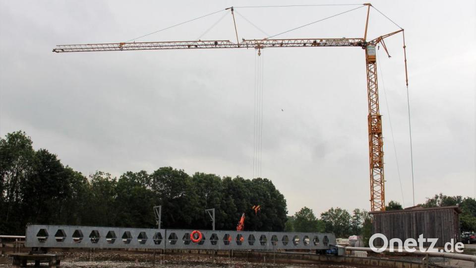 Der Baustellenkran macht das Projekt an der Kläranlage derzeit durchaus landschaftsprägend Bild: stg