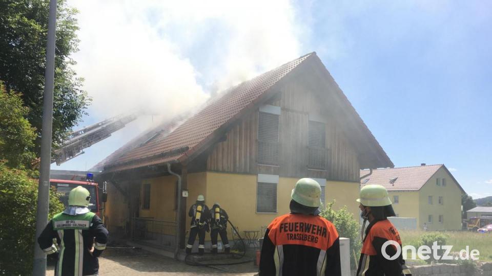 Die Feuerwehr beim Löschen des Brandes Bild: san