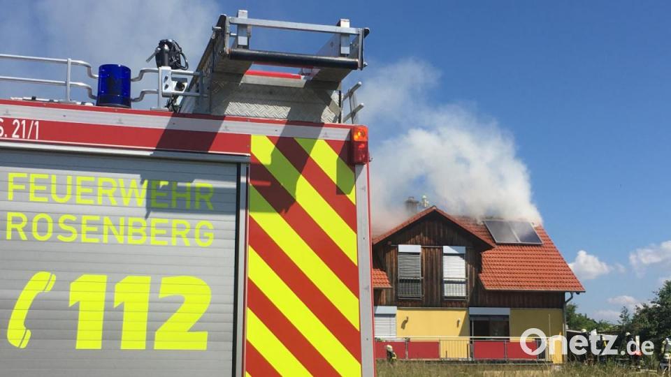Das Feuer griff auf das Dach des Wohnhaus über. Der Feuerwehr gelang es aber, das Gebäude zu retten. Bild: san