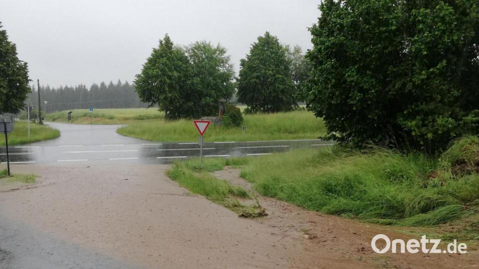 Hier schwappte das Regenwasser nahe Plößberg vom Straßenrand auf die Einmündung. Bild: Nicole Haberkorn