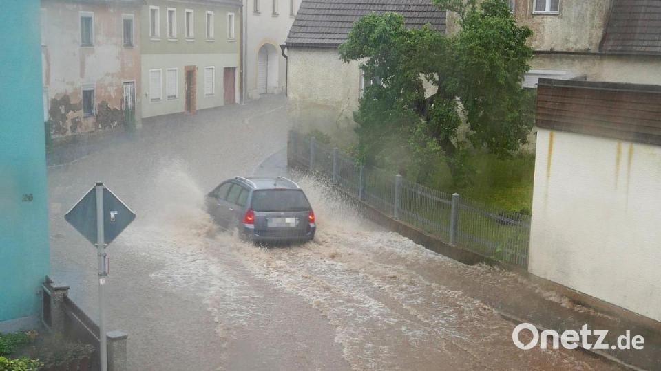 Diese Szene nahm Horst Bauer in Plößberg auf. Das Wasser flutete diese Straße komplett. Laut Bauer musste die Feuerwehr mehrere Einsätze fahren. Unter anderem standen ihm zufolge die Keller der Seniorenresidenz und einer Firma unter Wasser. Bild: Horst Bauer