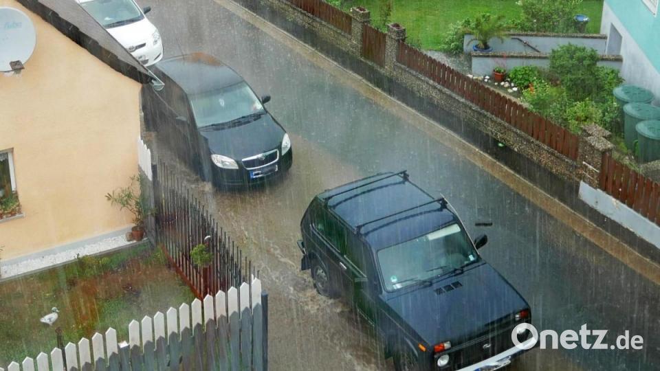 In Plößberg floss das dreckige Regenwasser über den Straßenrand in die Gärten. Bild: Horst Bauer