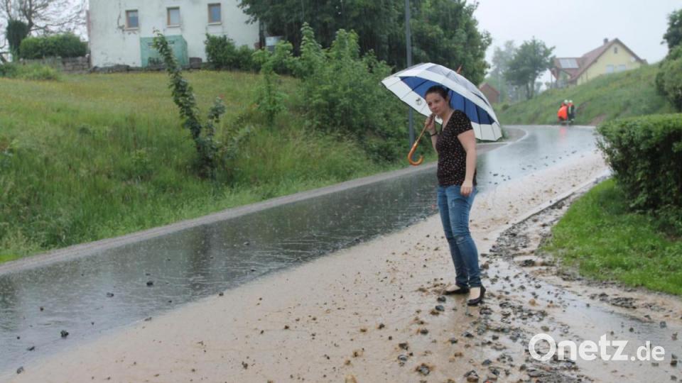 Georgenbergs Bürgermeisterin Marina Hirnet sieht sich an, was das Gewitter in ihrer Gemeinde angerichtet hat. Bild: pi