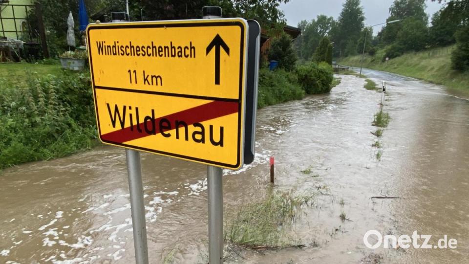 Das Ortsausgangsschild von Wildenau bei Plößberg im Landkreis Tirschenreuth. Dort haben heftige Unwetter zahlreiche Straßen überschwemmt. Bild: Bernd März/dpa