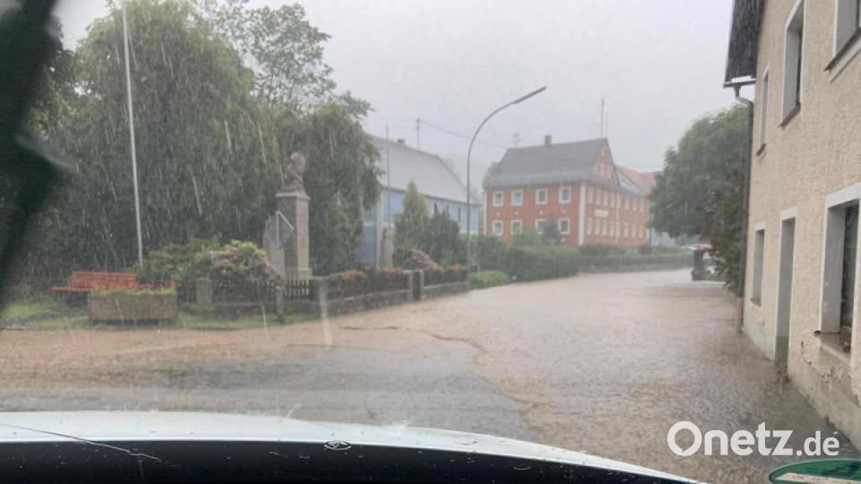 Tobias Schaller hat dieses Bild in Hohentann aufgenommen. Dort überflutete der Regen die Straße vor ihm. Bild: Tobias Schaller