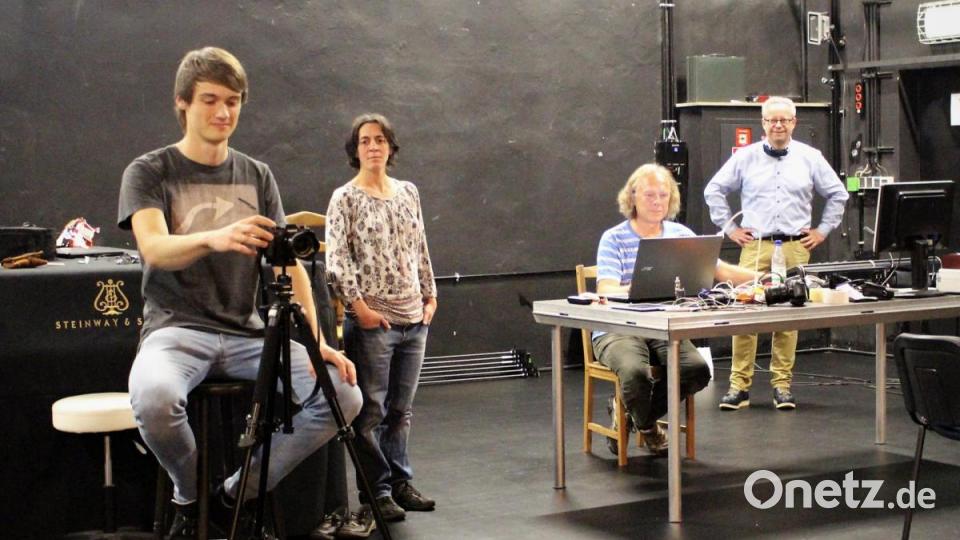 Vor dem Dreh das Bild zur Besprechung: Niklas Soldner, Barbara Cosima Frey, Toralf Kotlenga und Kulturreferent Fabian Kern (von links). Bild: Williamson, Dagmar