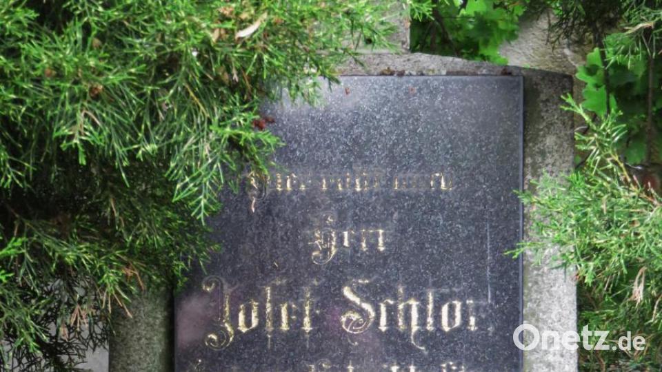 Im Zwingerfriedhof Vilseck ruhen die Angehörigen von Gustav von Schlör. Hier der Grabstein seines Bruders Josef. Bild: rha