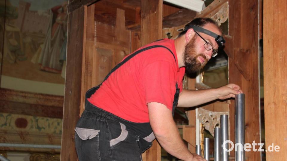 Boris Mettler und sein Team bauen zurzeit in der Dreifaltigkeitskirche Kappl bei Münchenreuth die restaurierte Orgel wieder ein. Im Bild der Fachmann beim Stimmen der Pfeifen. Bild: kro