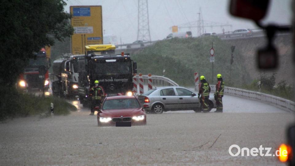 Ein heftiger Gewitterregen hat in Regensburg für Verkehrsbehinderungen gesorgt. Bild: Alexander Auer